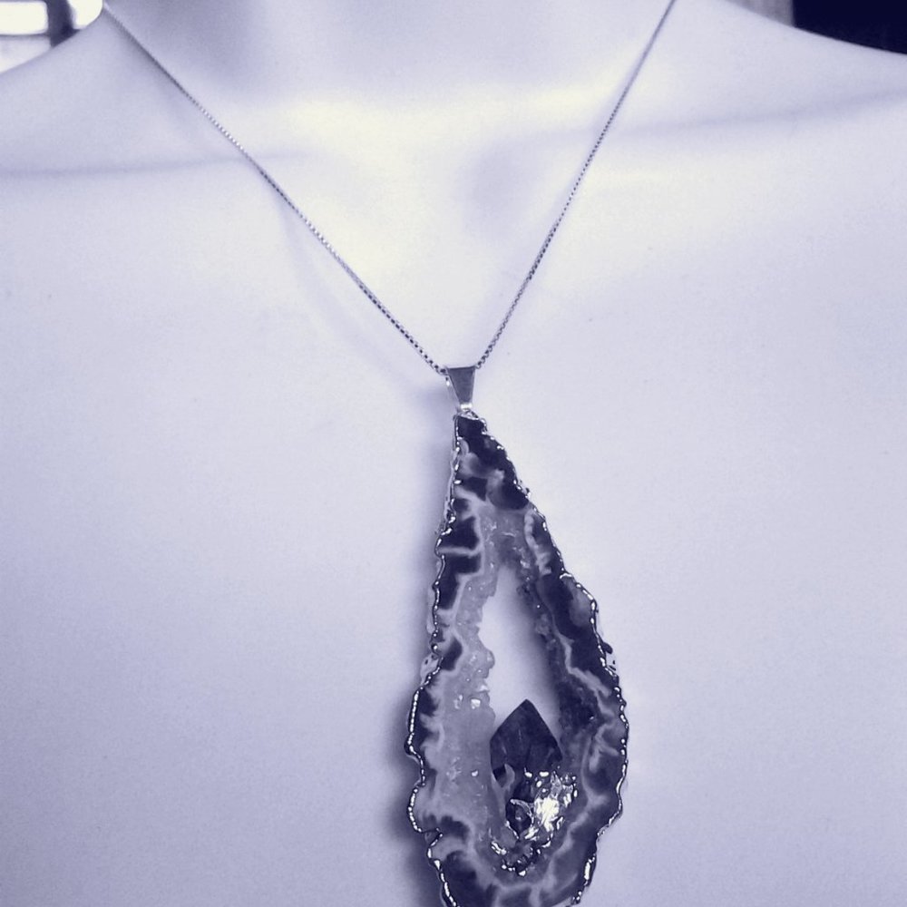 AGATE SLICE PENDANT NECKLACE - Picture 2 of 4
